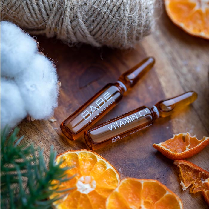 Microneedling mit Dermapen 4™ - Behandlung auf der Liege